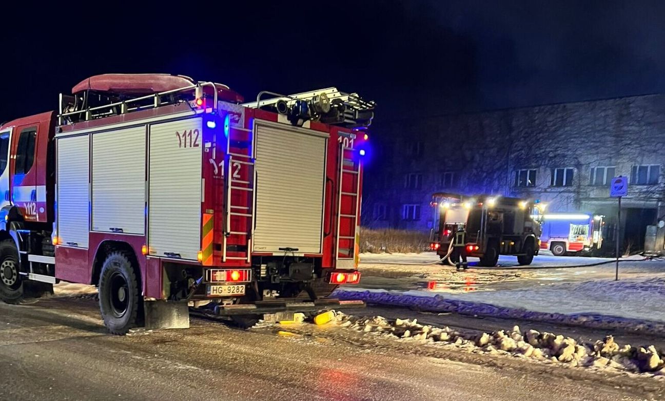 Dzēsts ugunsgrēks bijušās Līvānu stikla fabrikas ēkā