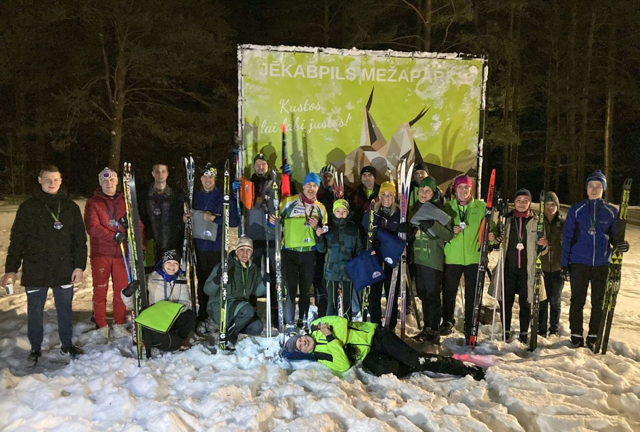 Norisinājies Nakts stafešu slēpojums Jēkabpils Mežaparkā