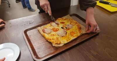 Līvānos bērni atpū&scaron;as picu un kino vakarā