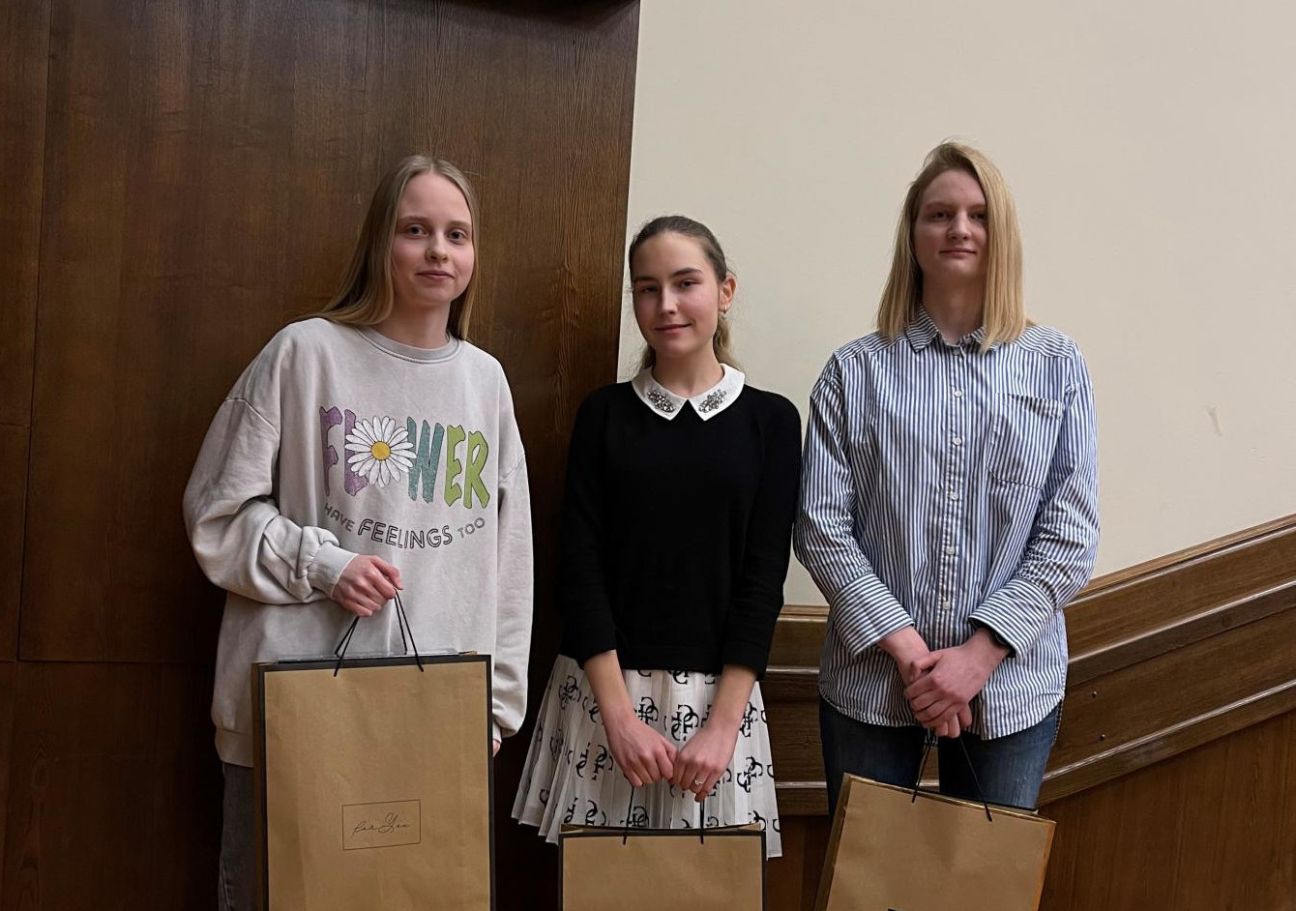 No kreisās: 1. vietas ieguvēja Madlēna Keiša no Aizkraukles novada vidusskolas, 2. vietas ieguvēja Elza Strumpe no Rīgas Valsts 1. ģimnāzijas un 3. vietas ieguvēja Patrīcija Nikola Svīrēja no Rīgas 84. vidusskolas