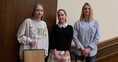 No kreisās: 1. vietas ieguvēja Madlēna Kei&scaron;a no Aizkraukles novada vidusskolas, 2. vietas ieguvēja Elza Strumpe no Rīgas Valsts 1. ģimnāzijas un 3. vietas ieguvēja Patrīcija Nikola Svīrēja&nbsp;no Rīgas 84.&nbsp;vidusskolas