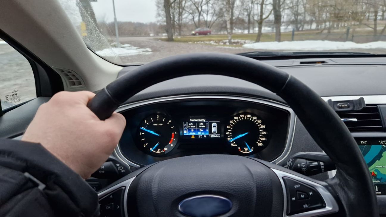 Aptur vairākus auto, kam nav veikta tehniskā apskate