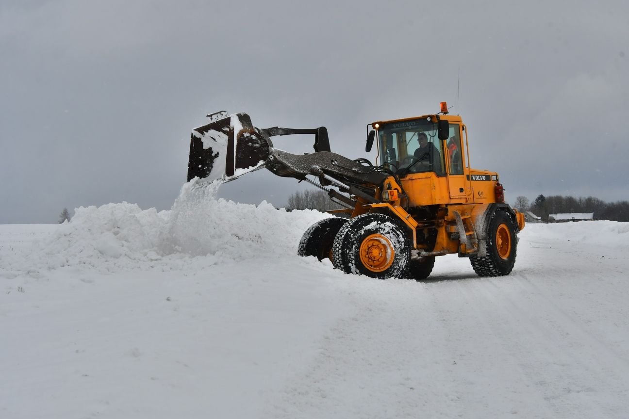 Pēc sniegputeņa daudzviet apgrūtināti braukšanas apstākļi