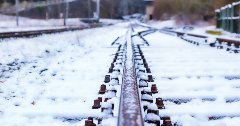 Netālu no Krustpils dzelzceļa stacijas vilciens uzbraucis vīrietim