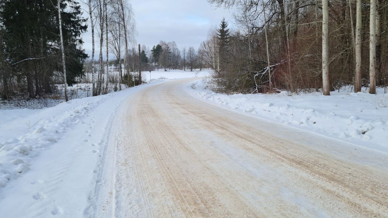 Zemgalē slideno ceļu dēļ diennakts laikā notikuši vairāk nekā 40 ceļu satiksmes negadījumi