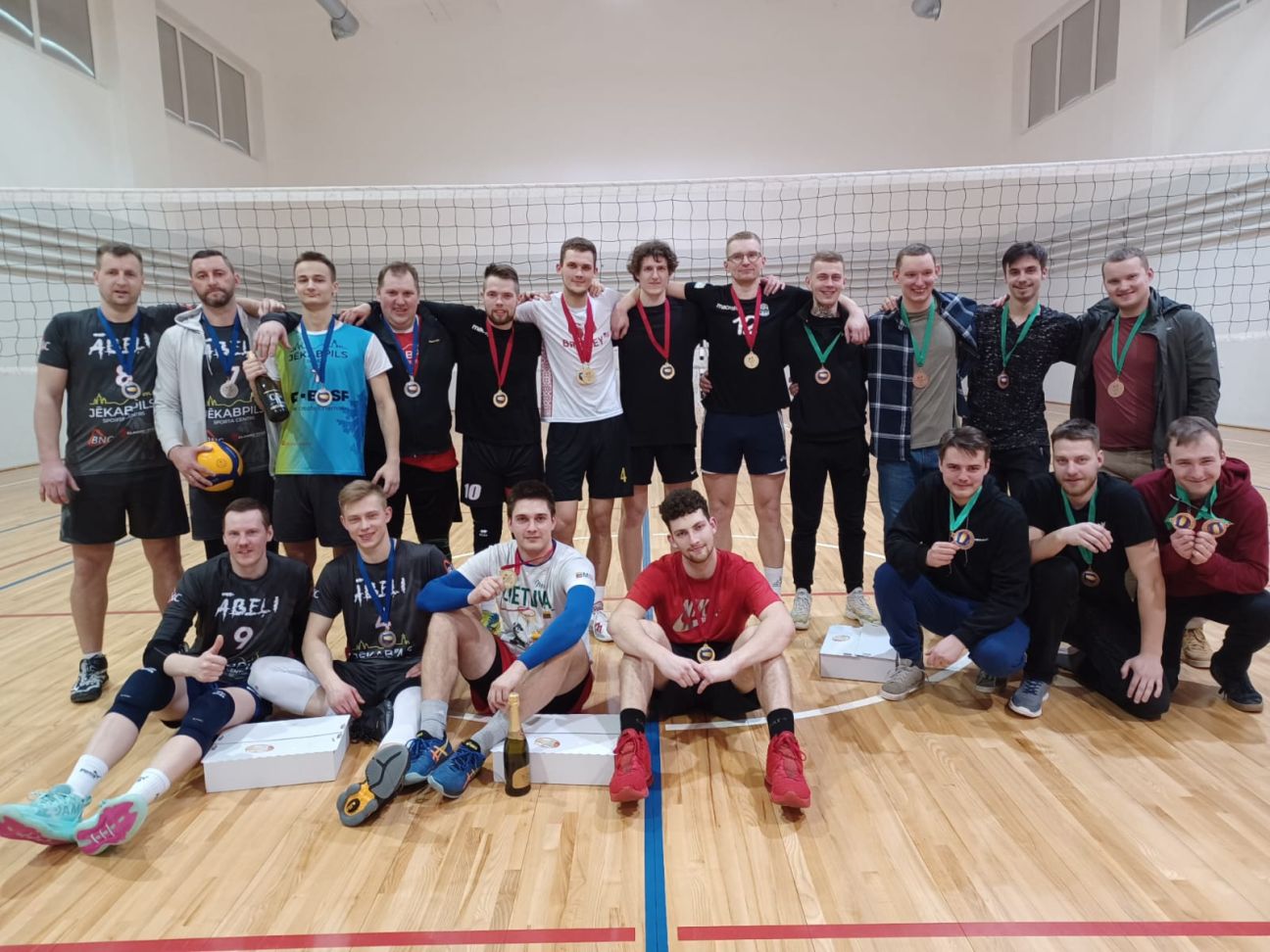 Volejbola turnīrā Viesītē uzvaru gūst komanda “Cikos fināls?”