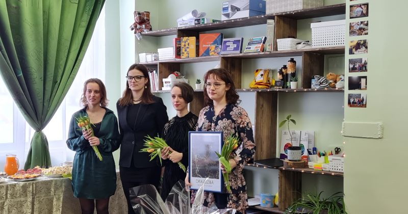 Rudzātu vidusskolas audzēknes izveido skolā atpūtas telpu