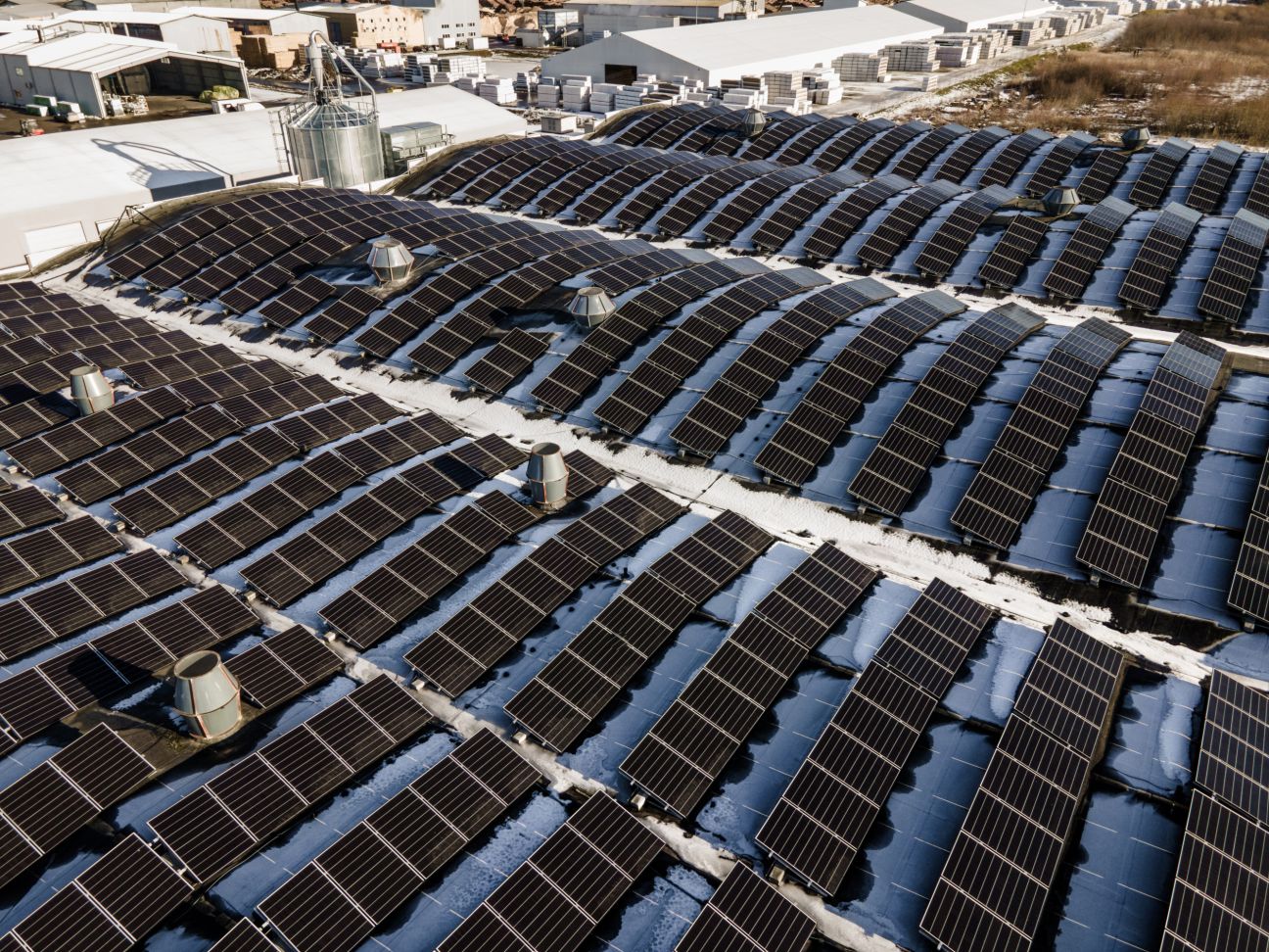 SIA “Ošukalns” ražotnē uzstādīts viens no apjomīgākajiem saules paneļu parkiem Latgalē