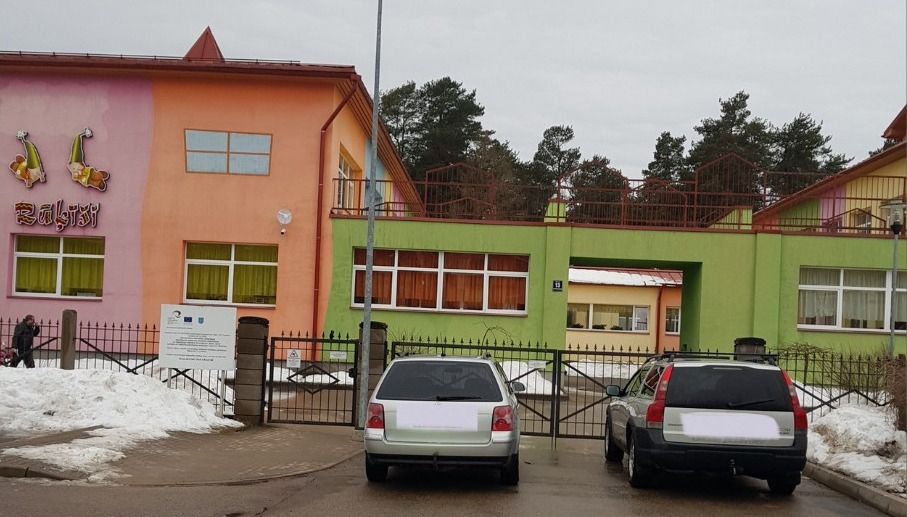 Iedzīvotāji aicināti nenovietot auto pret bērnudārza “Rūķīši” vārtiem