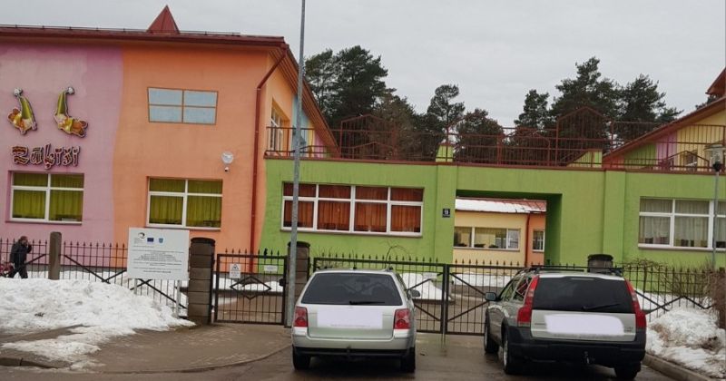 Iedzīvotāji aicināti nenovietot auto pret bērnudārza &ldquo;Rūķī&scaron;i&rdquo; vārtiem