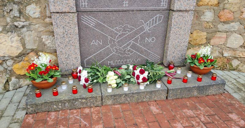 Ar ziedu nolik&scaron;anu Jēkabpilī godina leģionāru piemiņu