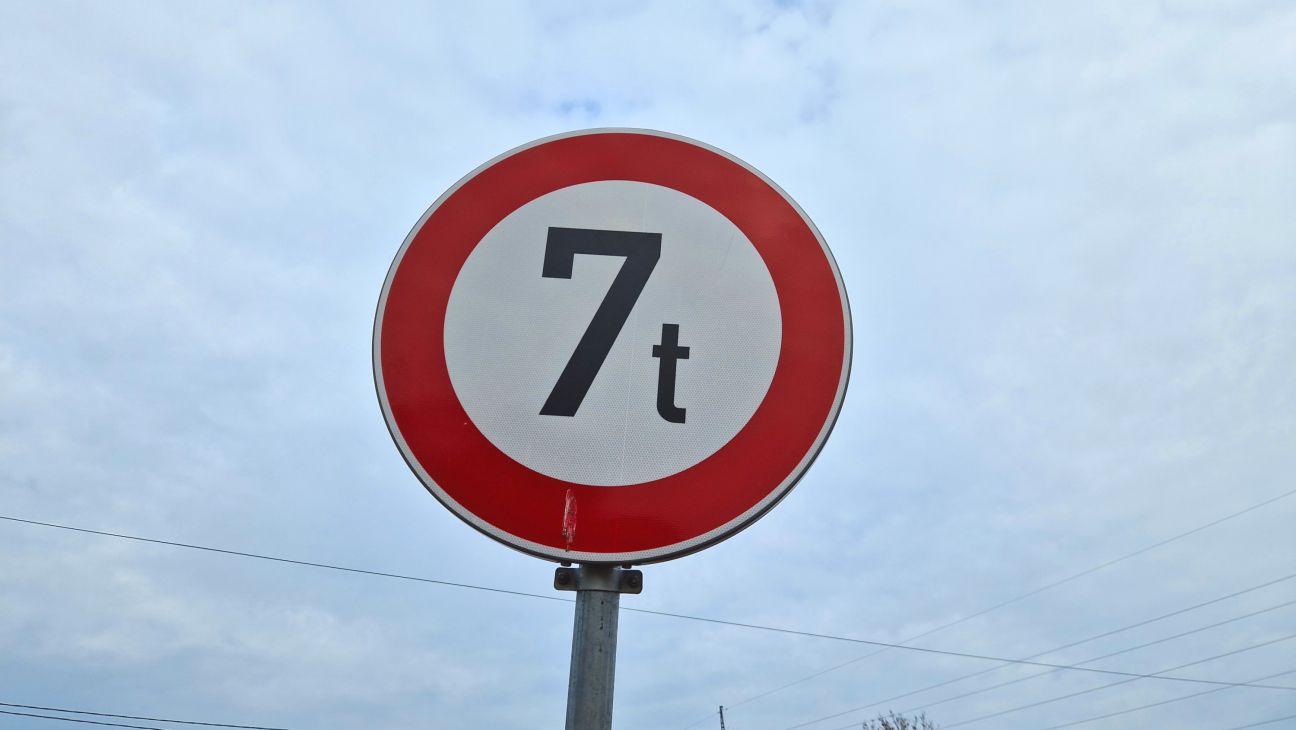 Noteikti transporta masas ierobežojumi uz vairākiem autoceļiem