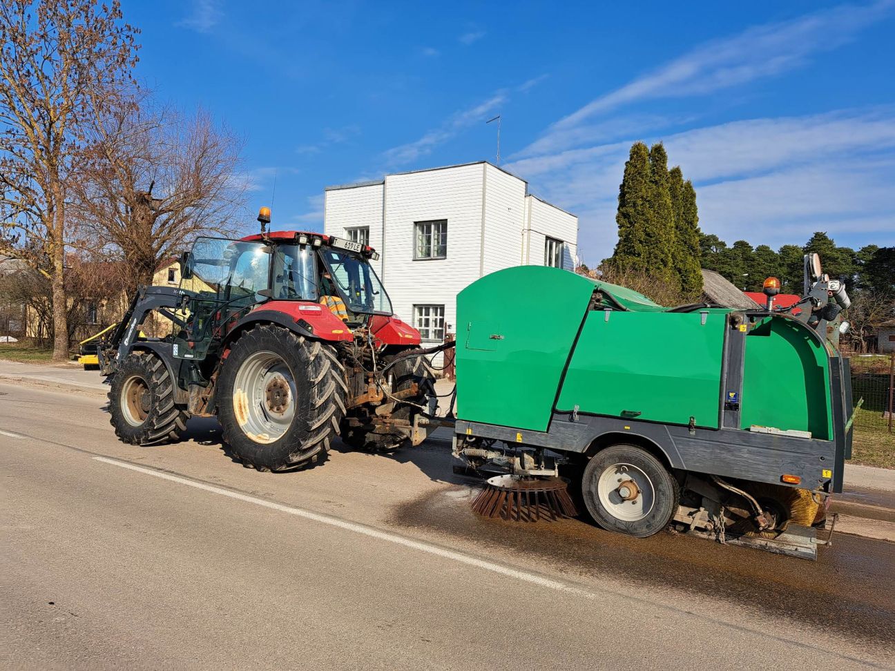 Uzsākta ielu attīrīšana no smiltīm un putekļiem