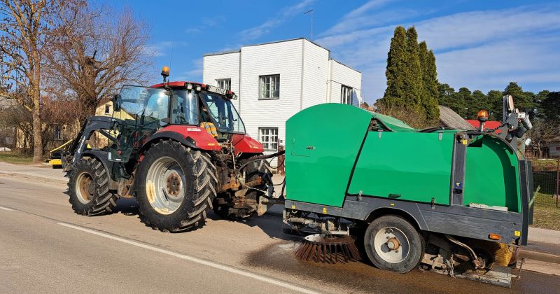 Uzsākta ielu attīrī&scaron;ana no smiltīm un putekļiem