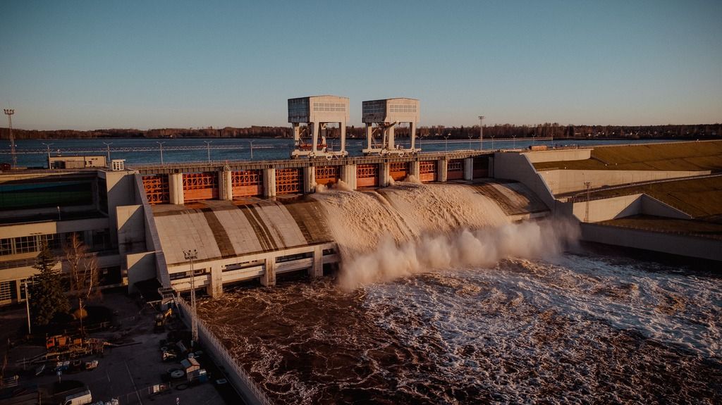 Pļaviņu HES atver aizvarus