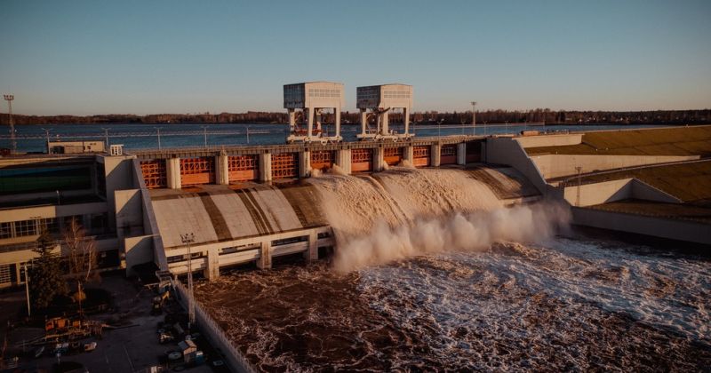 Pļaviņu HES atver aizvarus