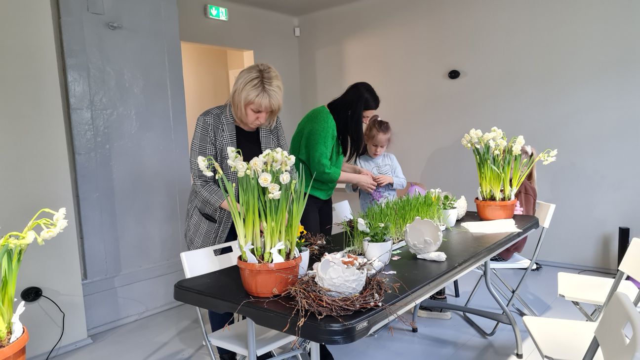 Zasā veido Lieldienu dekorus