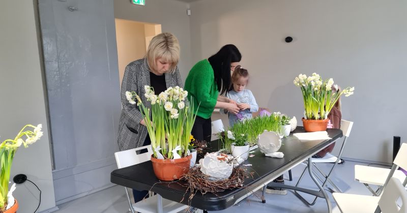 Zasā veido Lieldienu dekorus