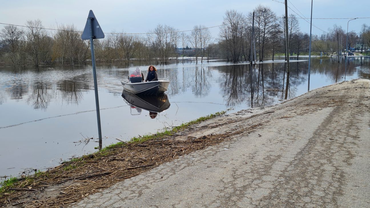 Līvānu Stikla un amatniecības centra kolektīvs uz darbu dodas ar laivu