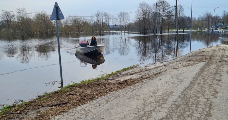 Līvānu Stikla un amatniecības centra kolektīvs uz darbu dodas ar laivu