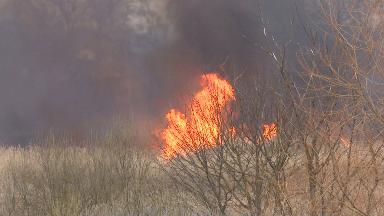 Turpinās kūlas dedzināšana