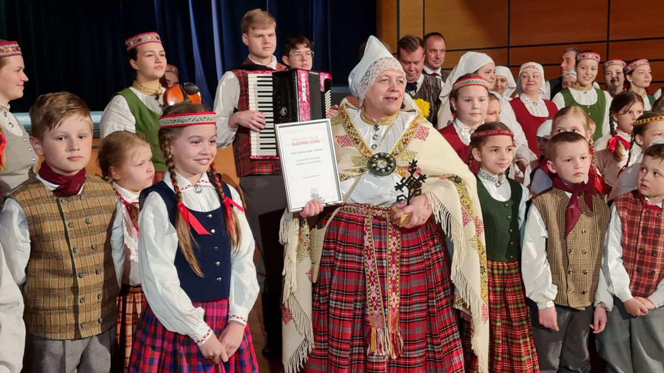Līvānu folkloras kopa “Ceiruleits” saņem apbalvojumu “Austras koks”