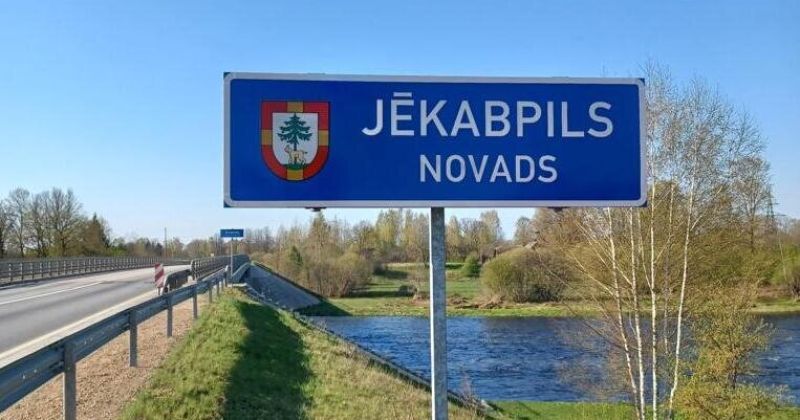 Pie Jēkabpils novada norādes zīmēm piestiprina ģerboņa attēlu