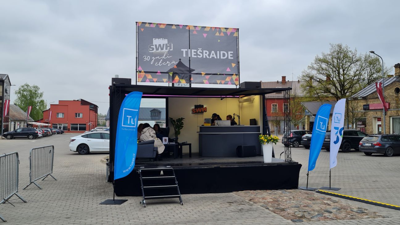 Jēkabpilī viesojas Biznesa augstskolas “Turība” un radio “SWH” mobilā studija