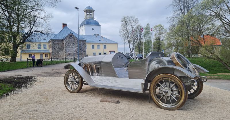 Pie kādreizējās Krustpils smēdes ēkas izvietota sporta auto ekspozīcija