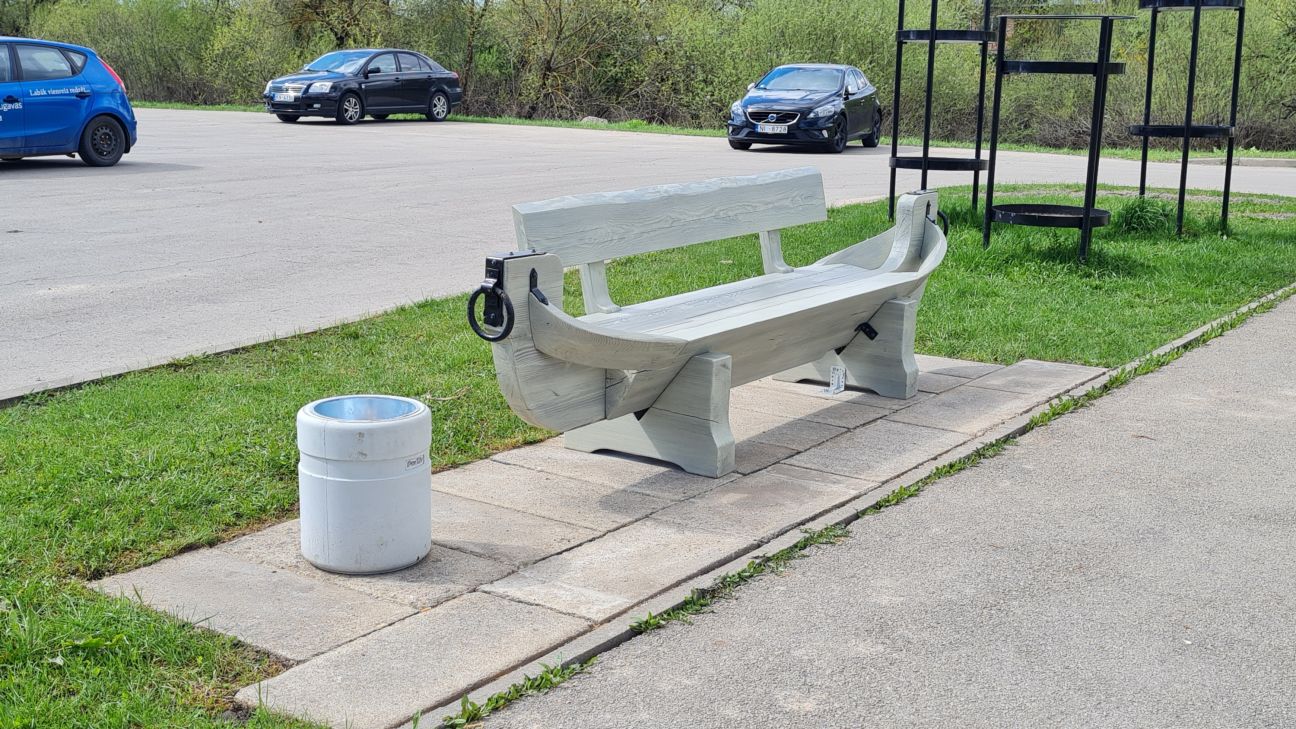 Līvānu tematisko soliņu klāstu papildina divi jauni soliņi