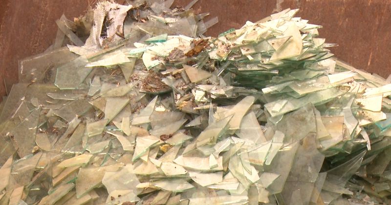 Vecie logu stikli jānodod &scaron;ķiroto atkritumu pieņem&scaron;anas laukumā