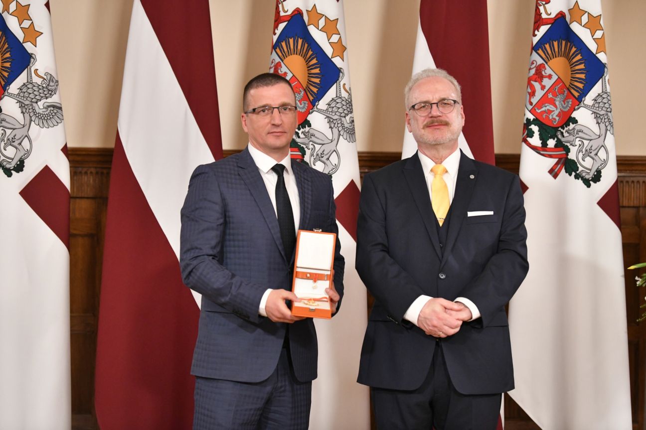 Raivim Ragainim un Andrim Felsam pasniegti Atzinības krusti