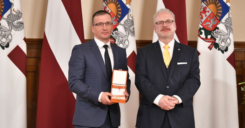 Raivim Ragainim un Andrim Felsam pasniegti Atzinības krusti