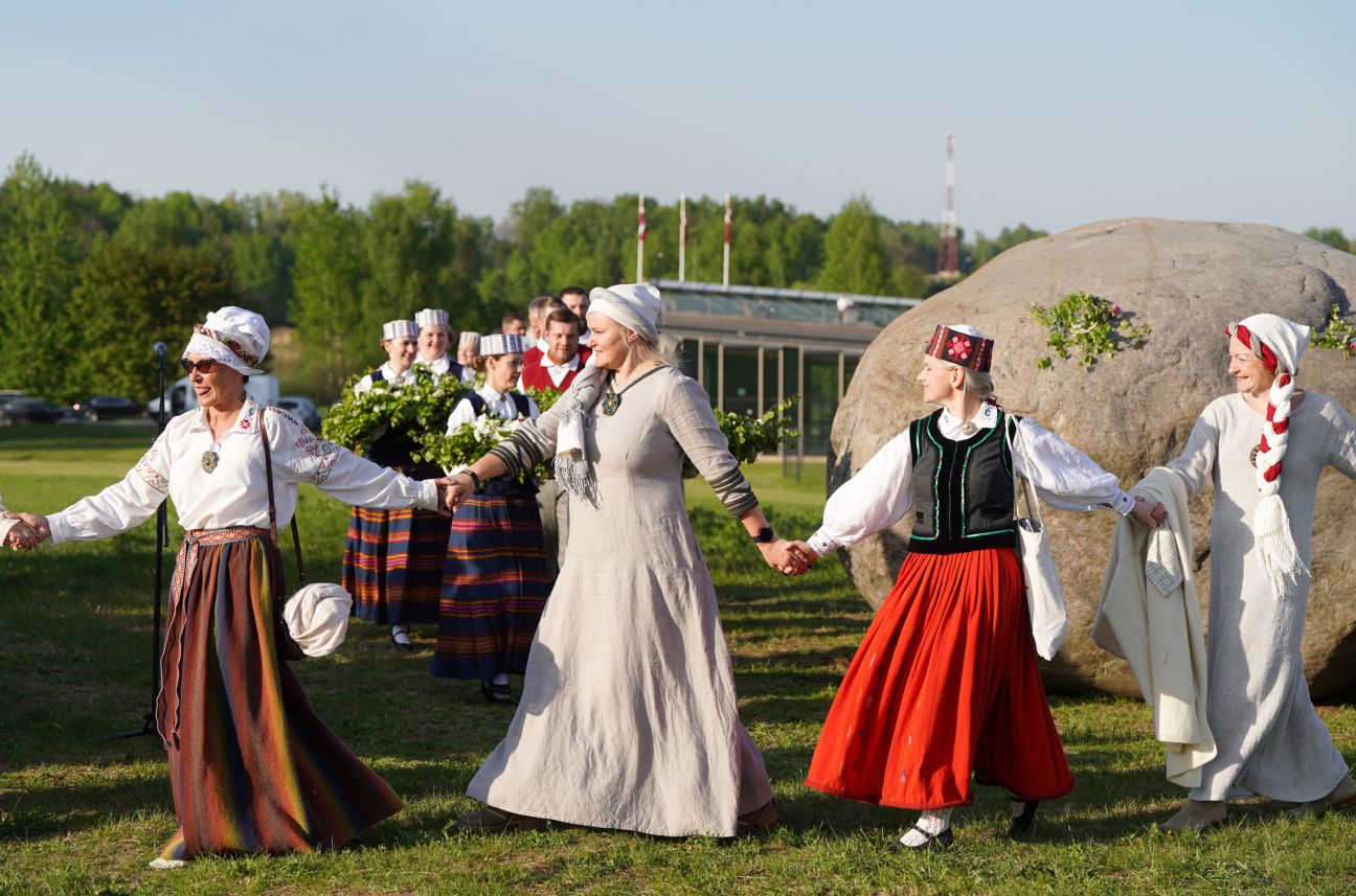 Likteņdārzā atklāts Latvijā lielākais Dziesmu svētku cildināšanas akmens