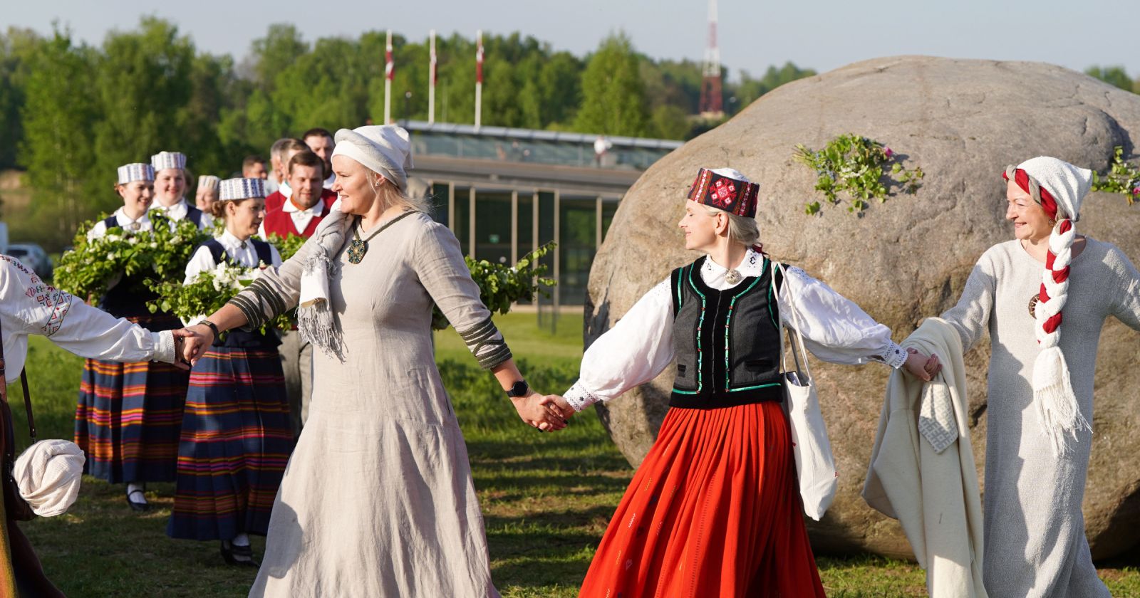 Likteņdārzā atklāts Latvijā lielākais Dziesmu svētku cildinā&scaron;anas akmens