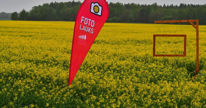 Prižu avēnijā eso&scaron;ajā rap&scaron;a laukā izvietots foto rāmis