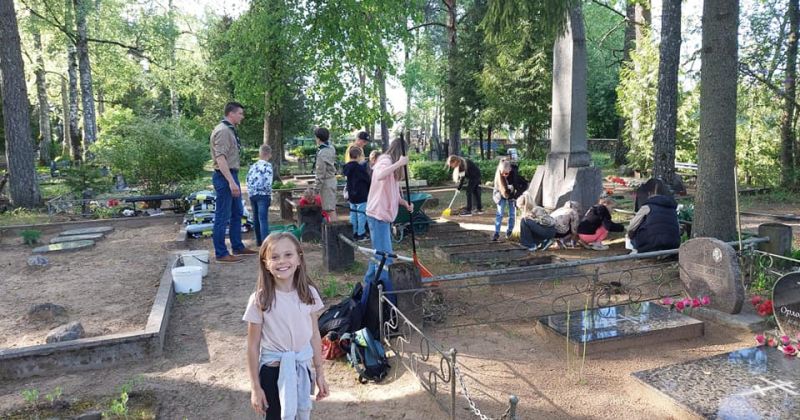 Jēkabpils skauti un gaidas sakopj Jāņa Borodovska pieminekļa ansambli