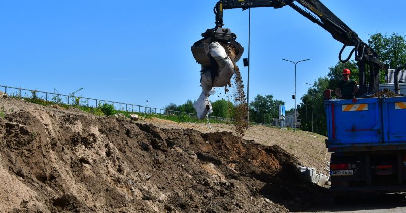 Sāk izvest grunti un smil&scaron;u maisus no Daugavas aizsargdambja Jēkabpilī