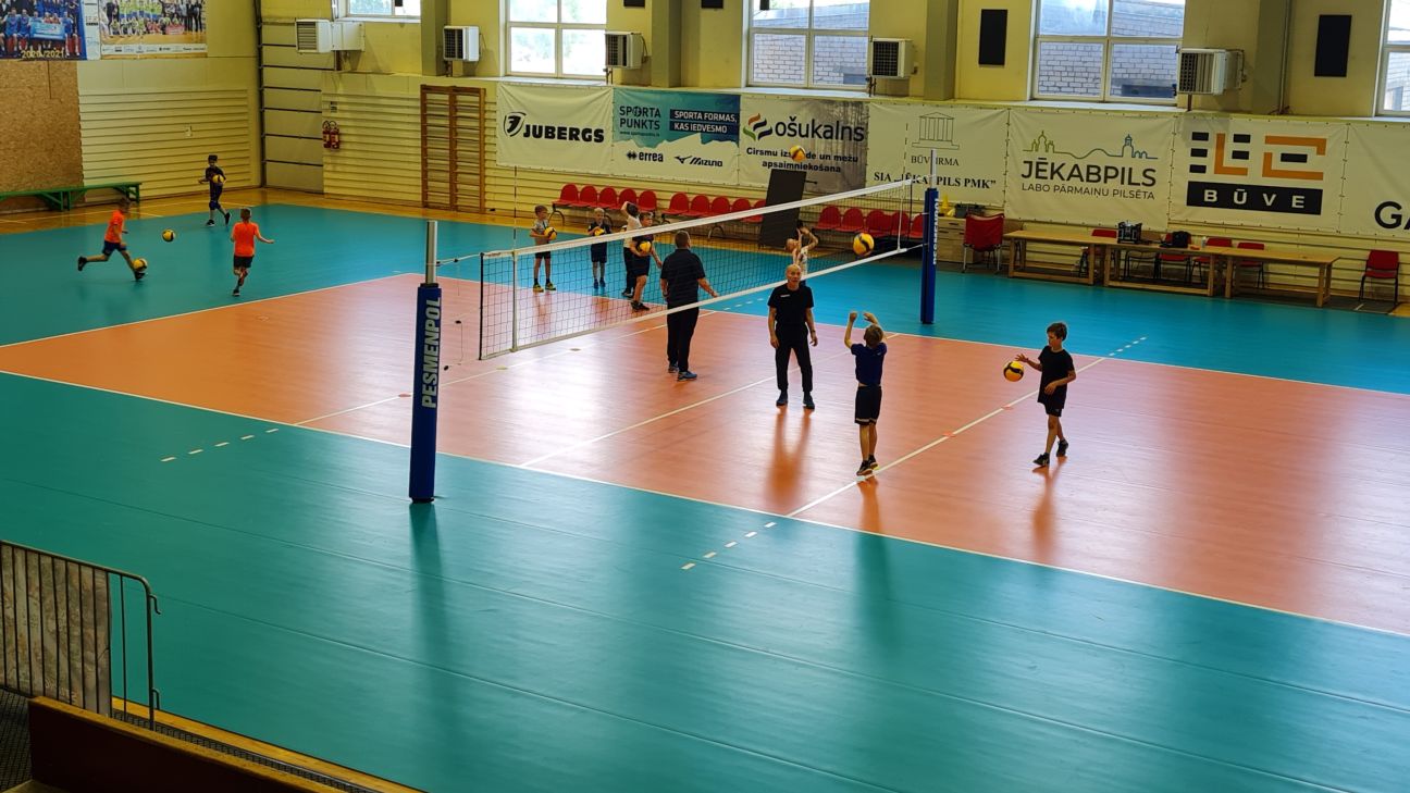 Jēkabpils sporta nama zālē ieklāts moderns segums