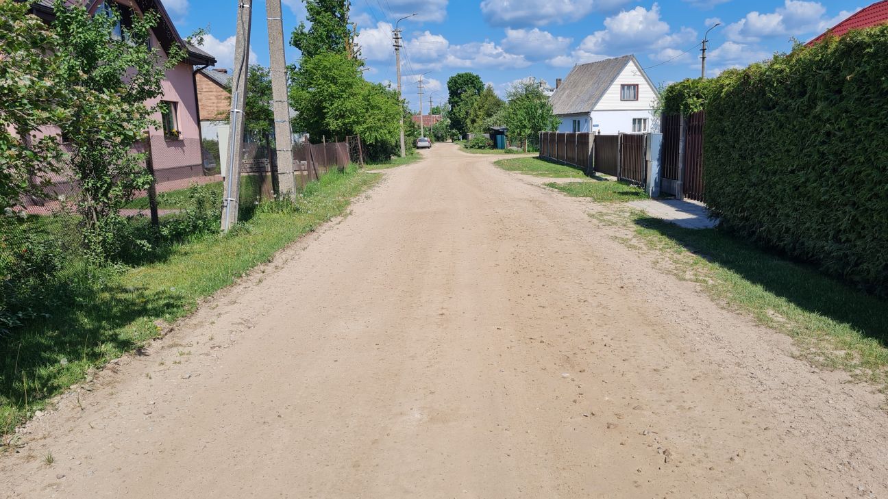 Jēkabpilī grants ielas apstrādā pret putekļiem