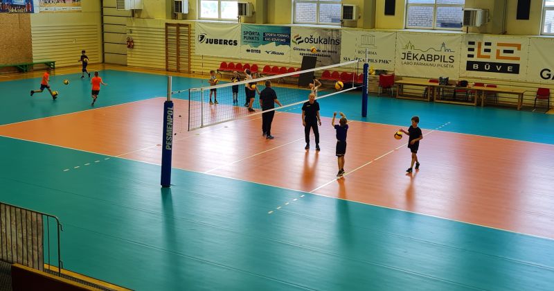 Jēkabpils sporta nama zālē ieklāts moderns segums