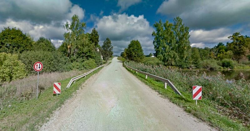 Uz pārbūves laiku līdz gada beigām slēgs tiltu pār Kaldabruņas upi