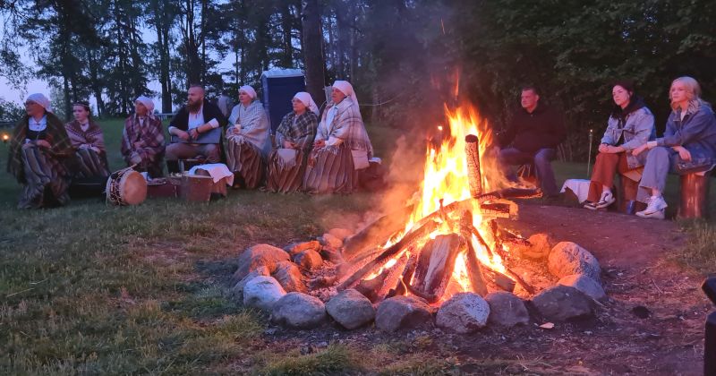 Izskan Lakstīgalu nakts Ģedu&scaron;u pilskalnā