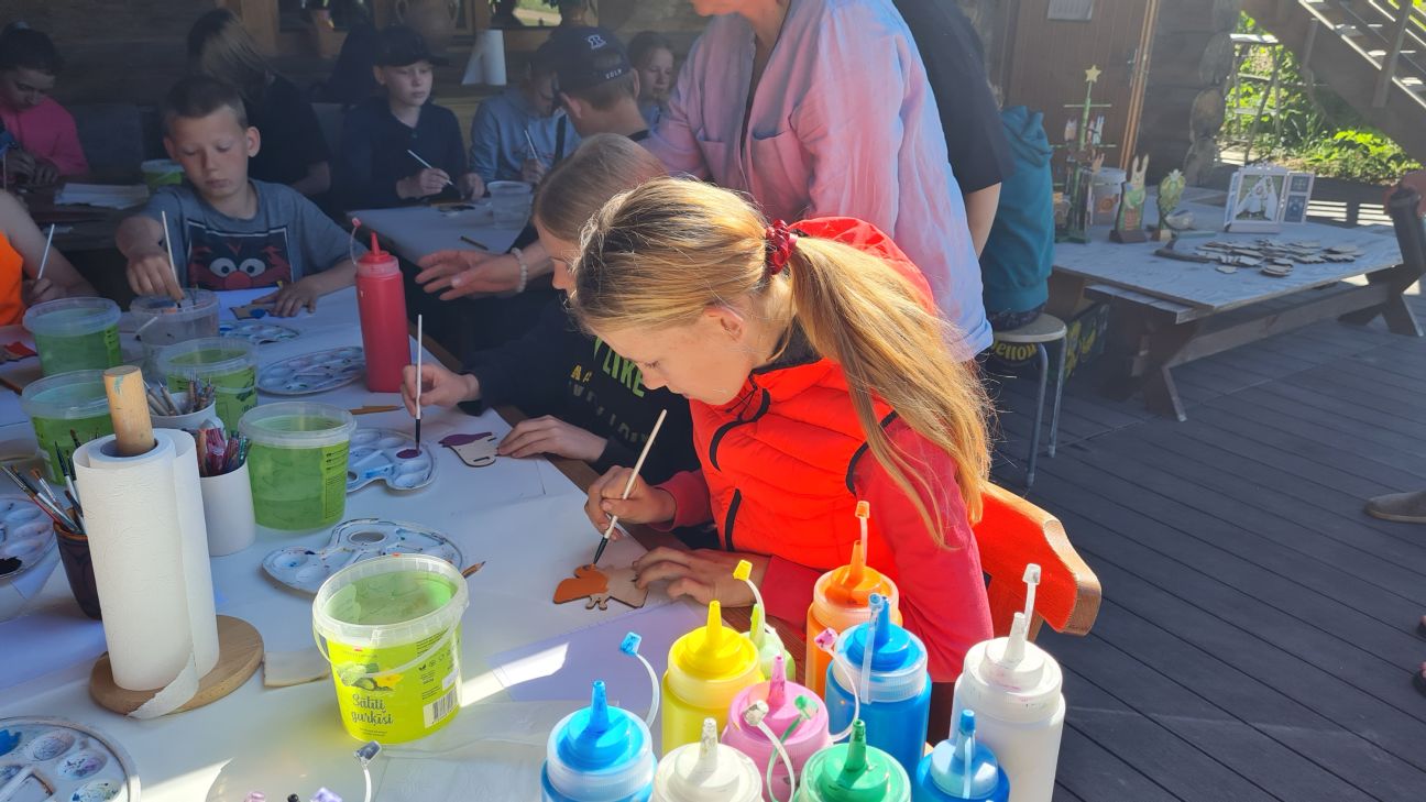 Lietuvas māksliniece vada radošo darbnīcu Zasā