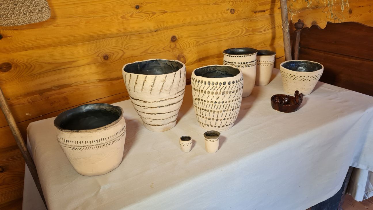 Amatniecības centrā “Rūme” skatāma keramikas meistarklašu dalībnieku veidoto trauku izstāde