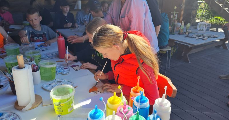 Lietuvas māksliniece vada rado&scaron;o darbnīcu Zasā