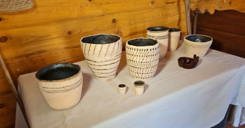 Amatniecības centrā &ldquo;Rūme&rdquo; skatāma keramikas meistarkla&scaron;u dalībnieku veidoto trauku izstāde