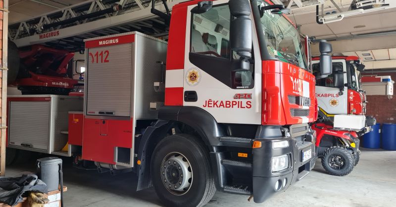 Turpinoties sausumam, izceļas arvien jauni ugunsgrēki