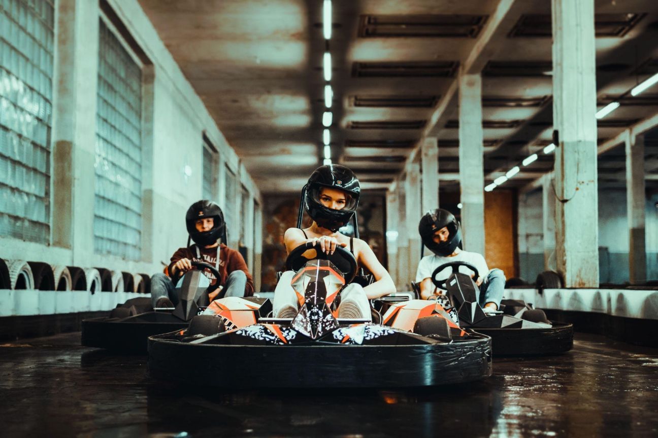 Kā elektrokartingi ir radījuši revolūciju iekštelpu izklaides parkos?