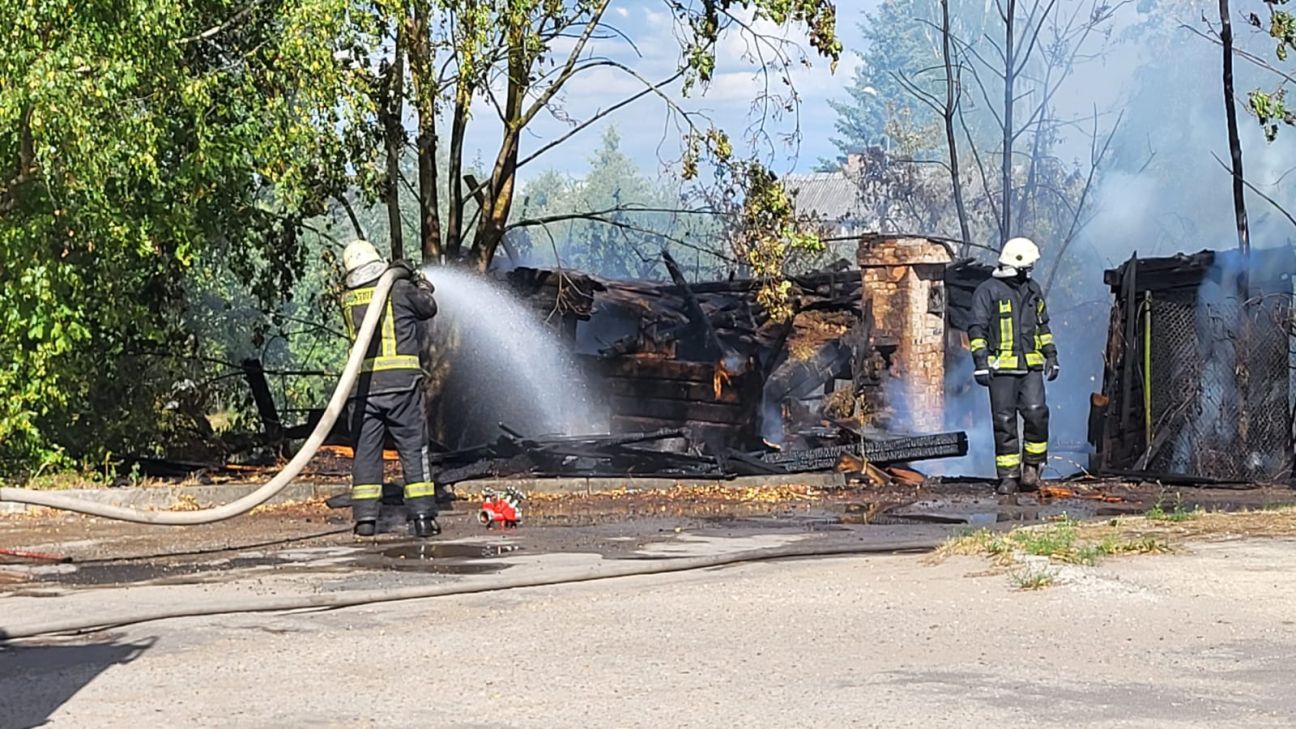 Auseklīša ielā nodeg neapsaimniekota ēka